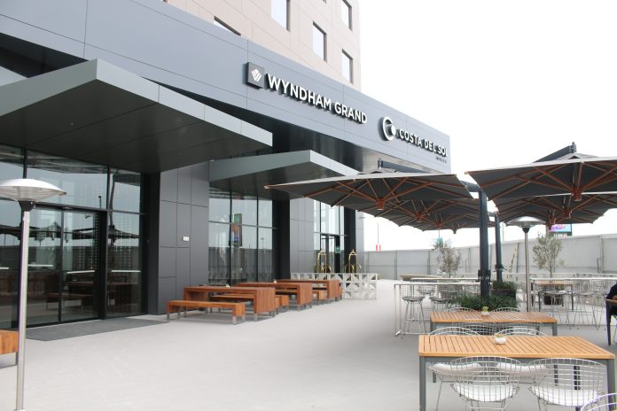 Fachada_Wydham Fachada del hotel Wyndham Grand Lima Airport, ubicado frente al nuevo terminal del Aeropuerto Internacional Jorge Chávez.